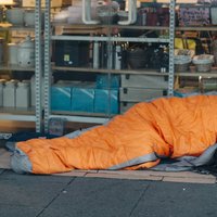 Obdachloser schläft im Schlafsack