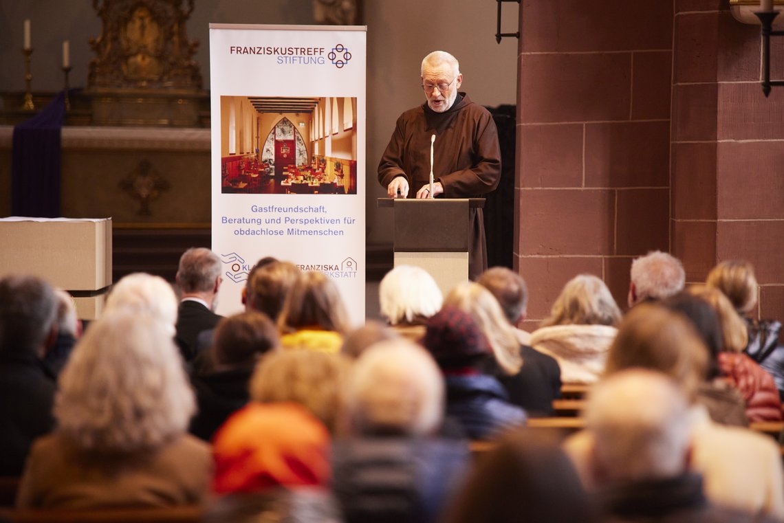 Bruder Paulus während einer Pressekonfernez