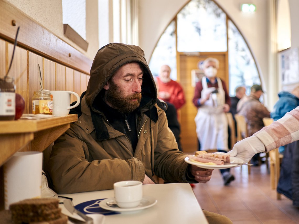 Einem Gast wird ein Frühstück serviert