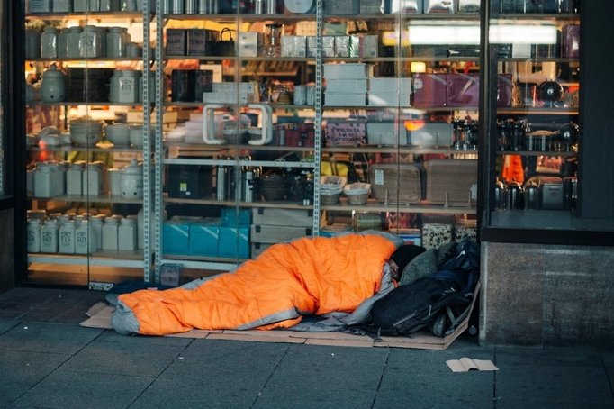 Obdachloser schläft auf der Straße im Schlafsack