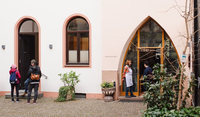 Gäste vor dem Franziskustreff-Eingang