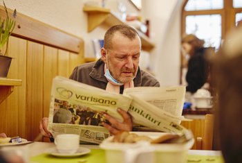 Ein Gast informiert sich über Aktuelles