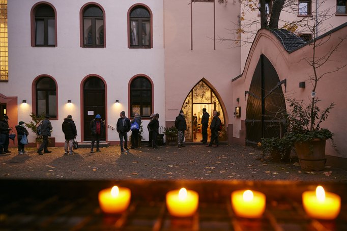 Menschen vor dem Franziskustreff