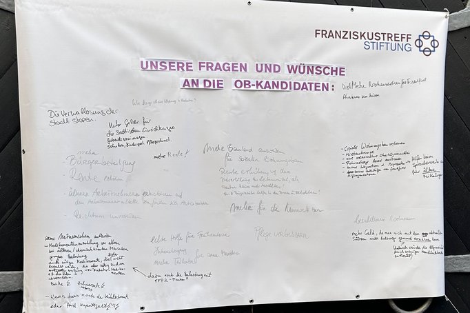 Plakat mit Antworten der OB Kanditaten