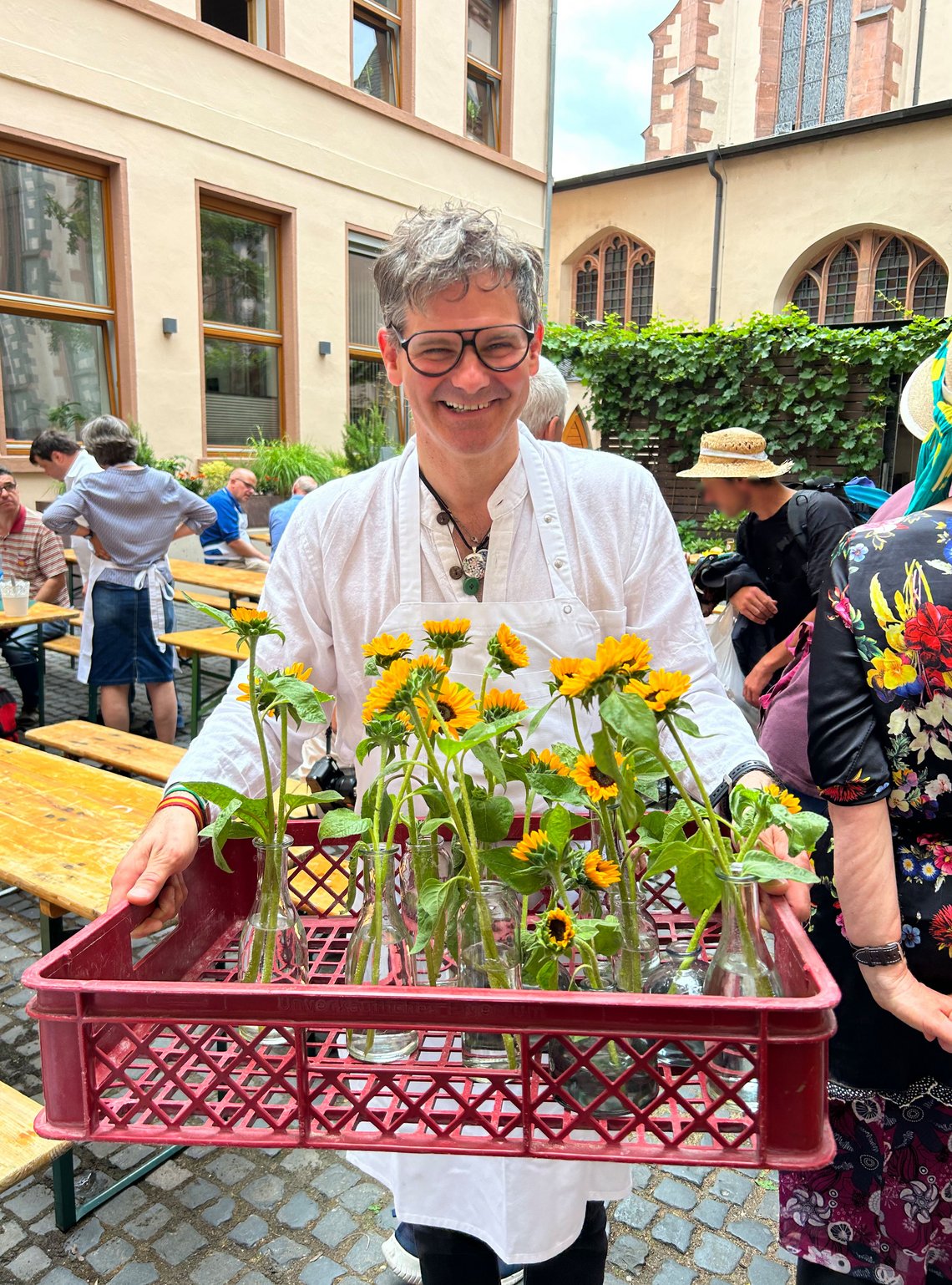 Franziskustreff Mitarbeiter dekoriert die Tische mit Blumen