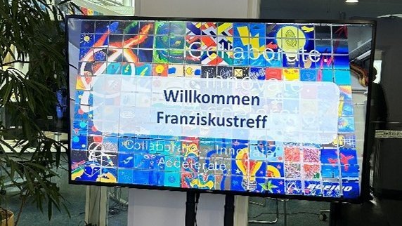 Monitor mit Willkommen Franziskustreff Gruß