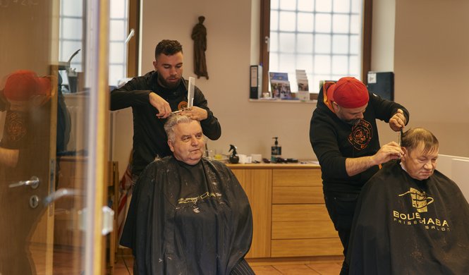 Im Fraziskustreff werden Gäste die Haare geschnitten