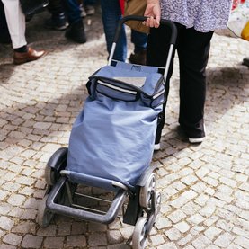 Ein Gast mit seinem Trolley