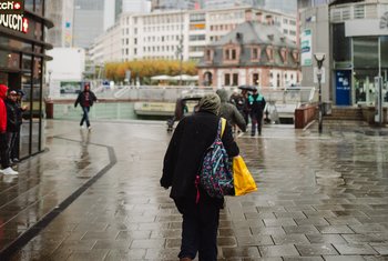 Obdachlose in einer regnerischen Zeit