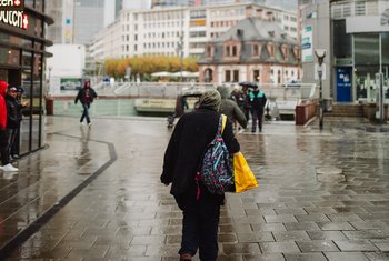 Obdachlose in einer regnerischen Zeit