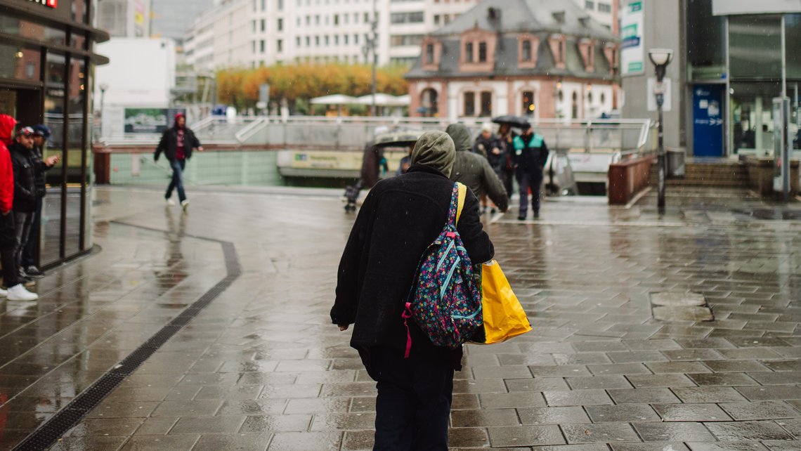 Obdachlose in einer regnerischen Zeit