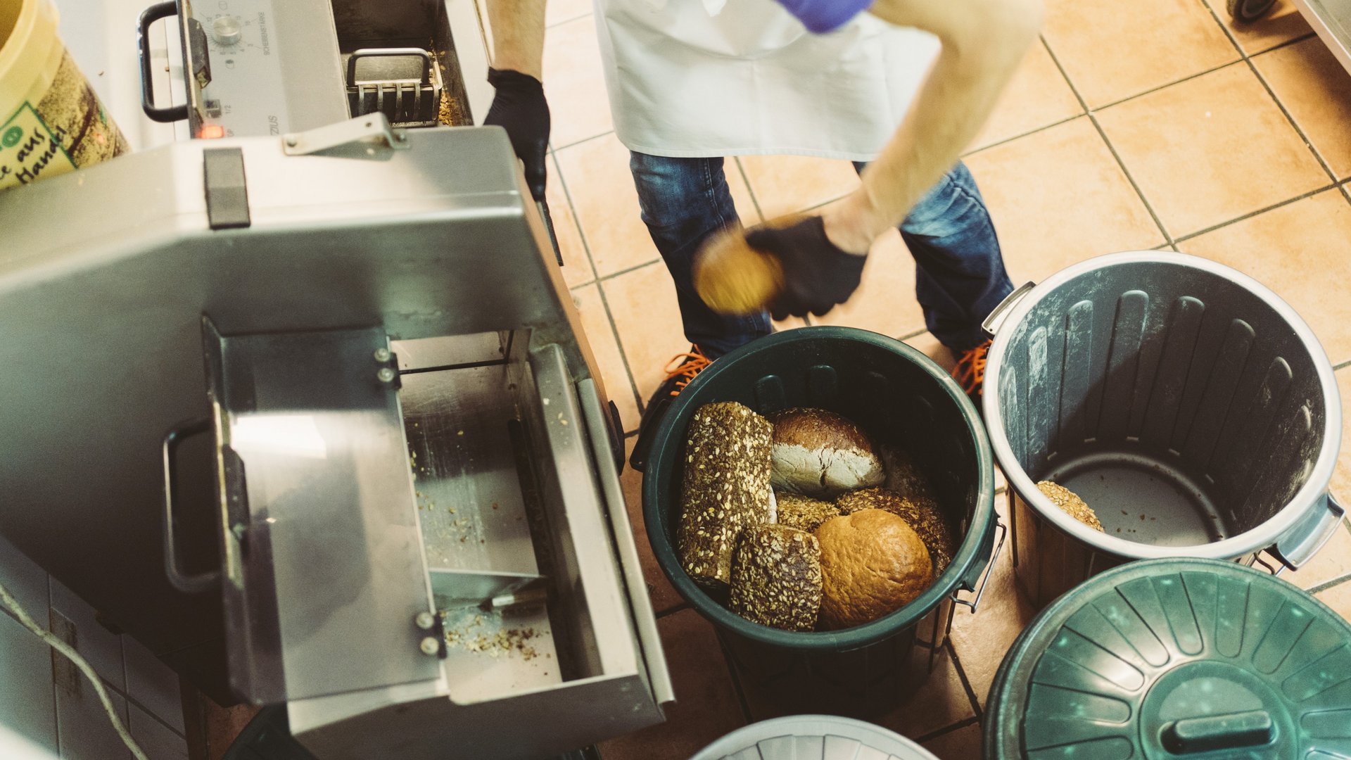 Das Brot wird in einer Brotschneidemaschine geschnitten