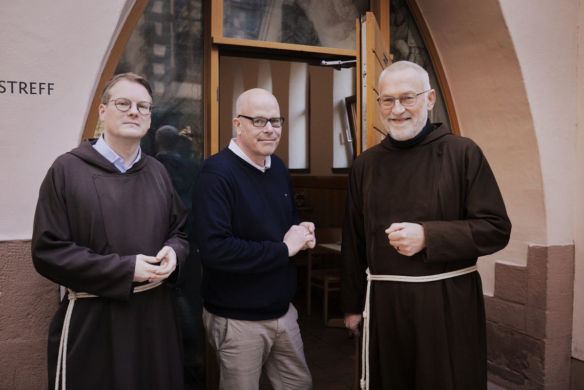 Gruppenbild der Brüder Michael und Paulus und Herr Koch