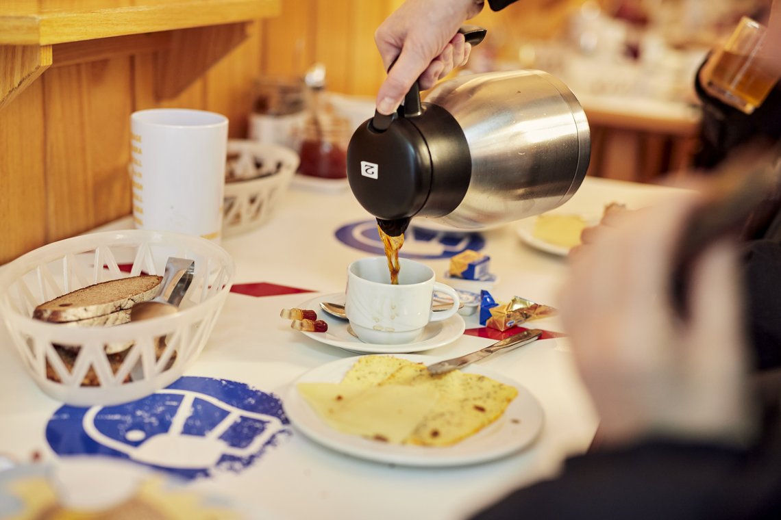 Ein Franziskustreff Gast bekommt Kaffee eingeschenkt