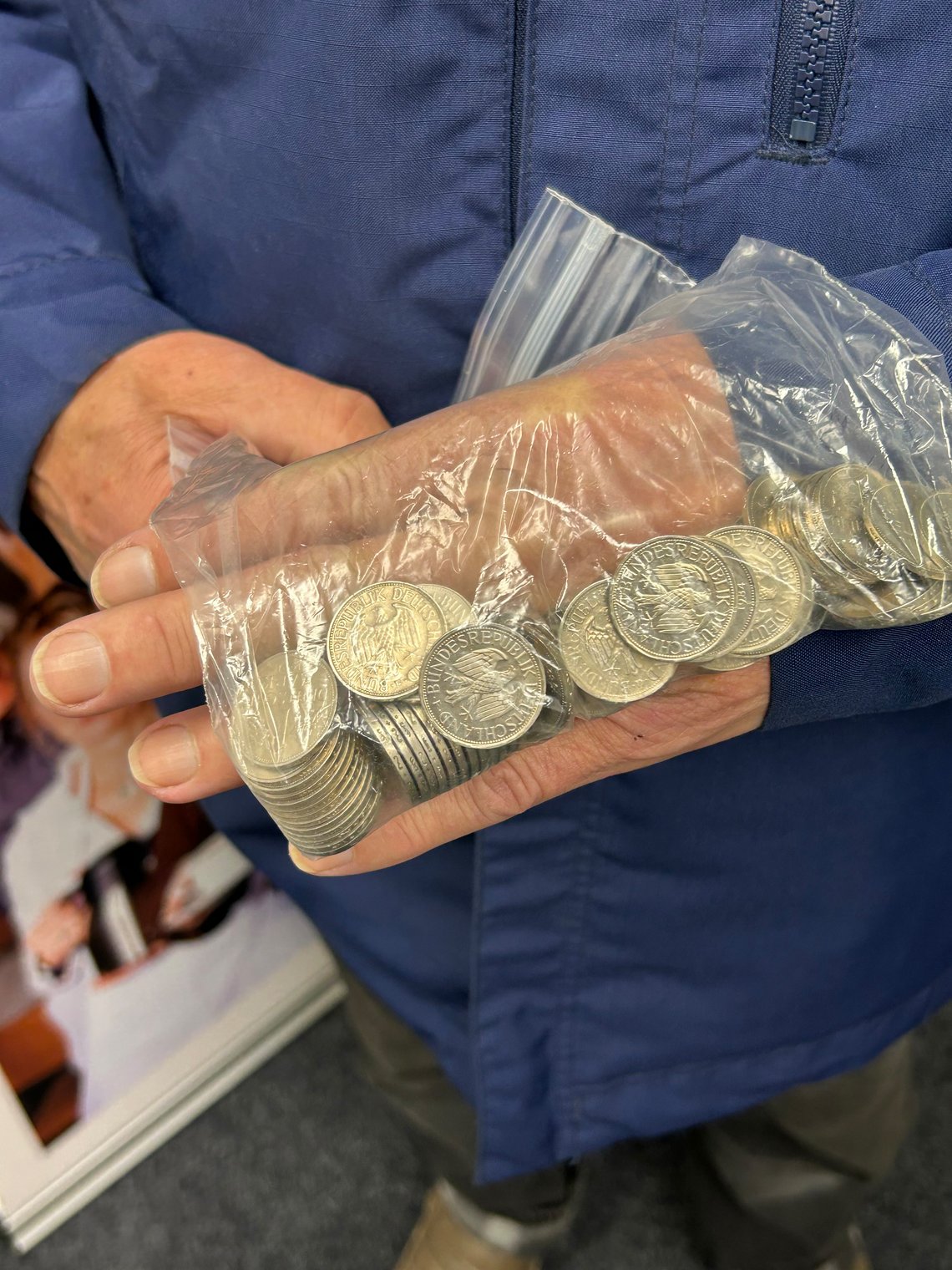 Eine Tüte voll mit 1 DM Münzen