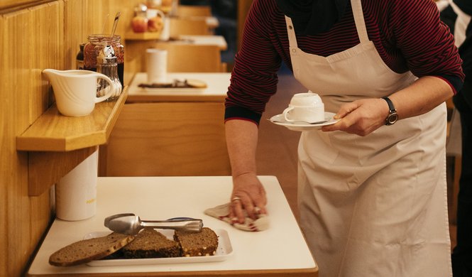 Ein Tisch wird für einen Gast vorbereitet