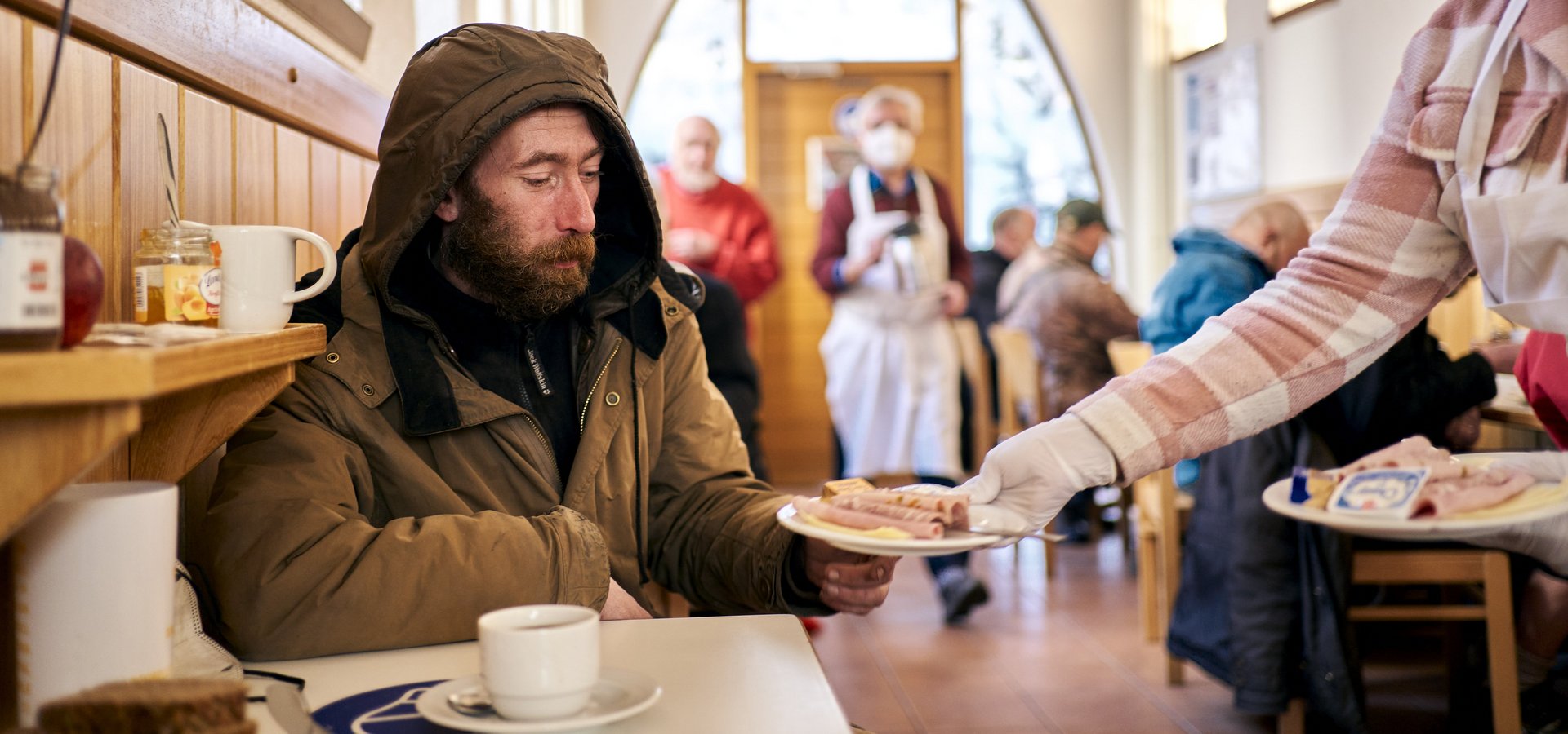 Ein Gast bekommt Frühstück