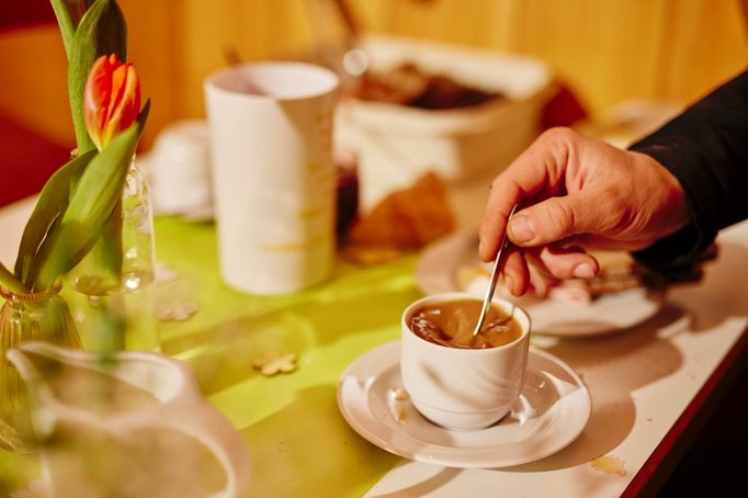 Ein Gast trinkt einen Kaffee