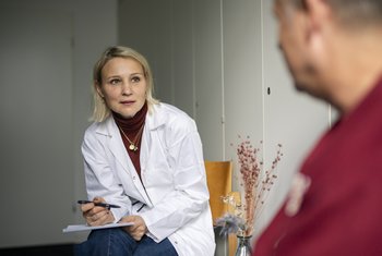 Im Gespräch mit einem Patienten