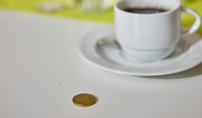 Kaffee-Tasse mit einer 50 Cent Münze