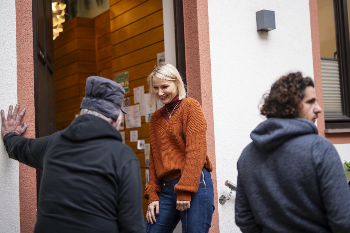 Gespräch vor der Praxis