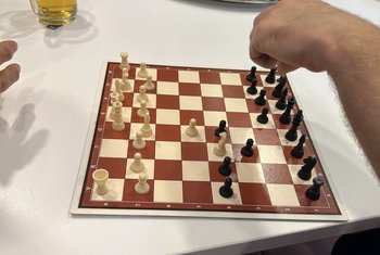Zwei Personen spielen Schach