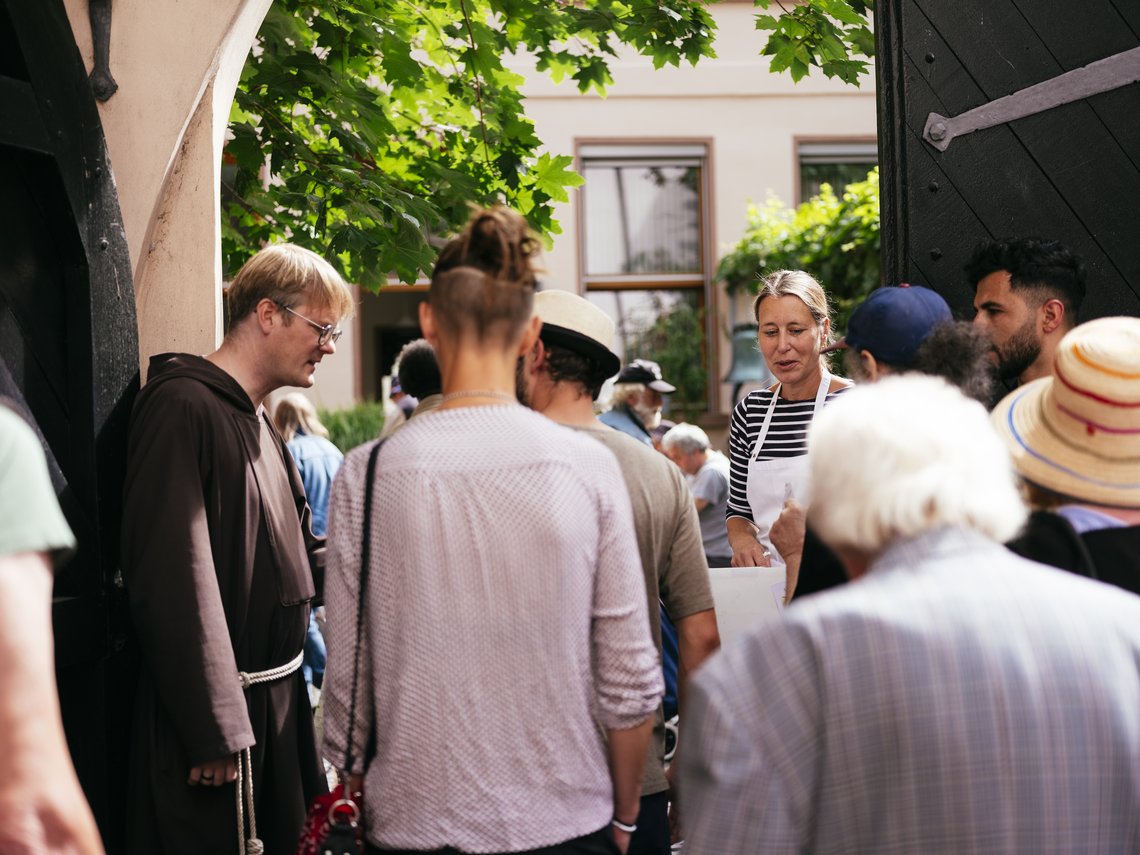 Erwartungsfrohes Gedränge am Eingangstor