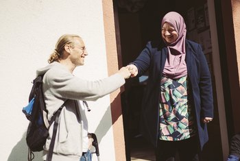 Ein Gast und die Sozialbetreuering des Franziskustreff klatschen sich ab