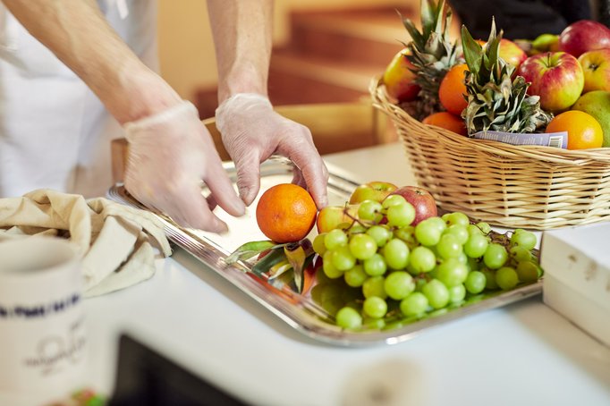 Obstplatte wird zubereitet